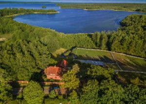 Read more about the article <strong>Dom w Jerzwałdzie nad jeziorem wraz z zabudowaniami i działką 2.33 hektara wystawiono na sprzedaż</strong>